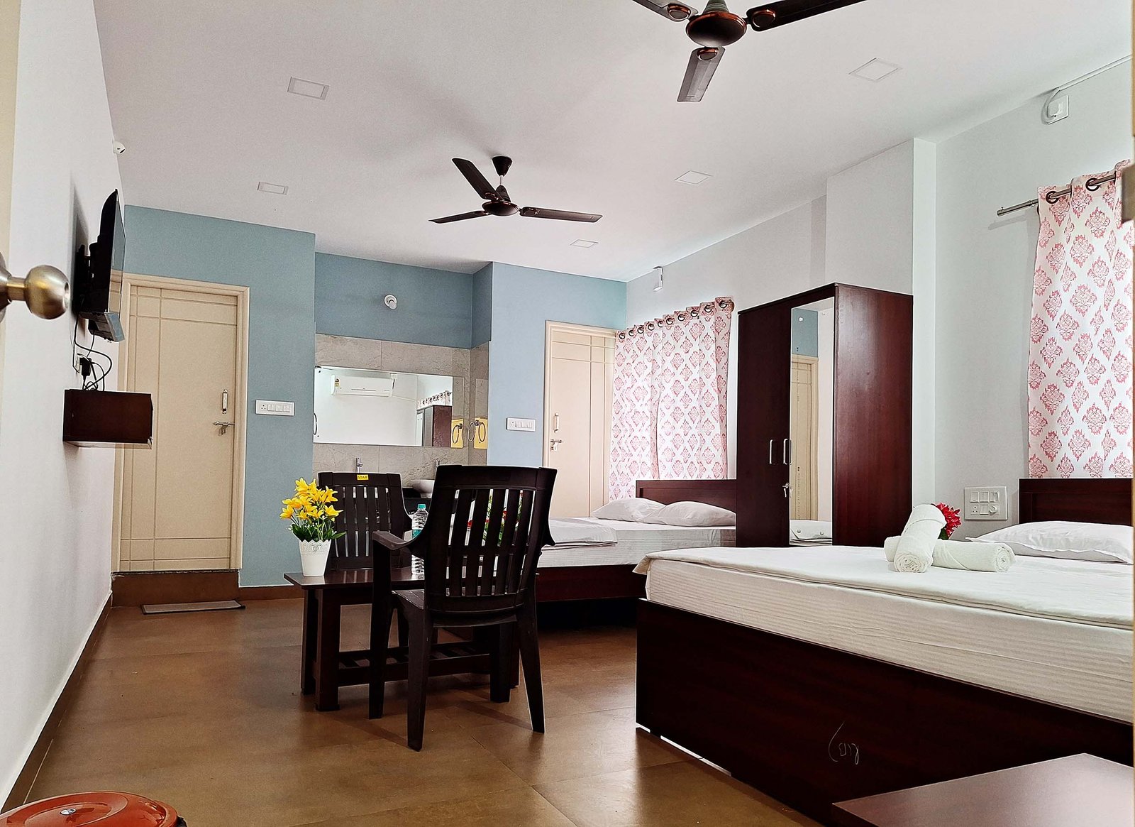 Sandwich and slice of lemons