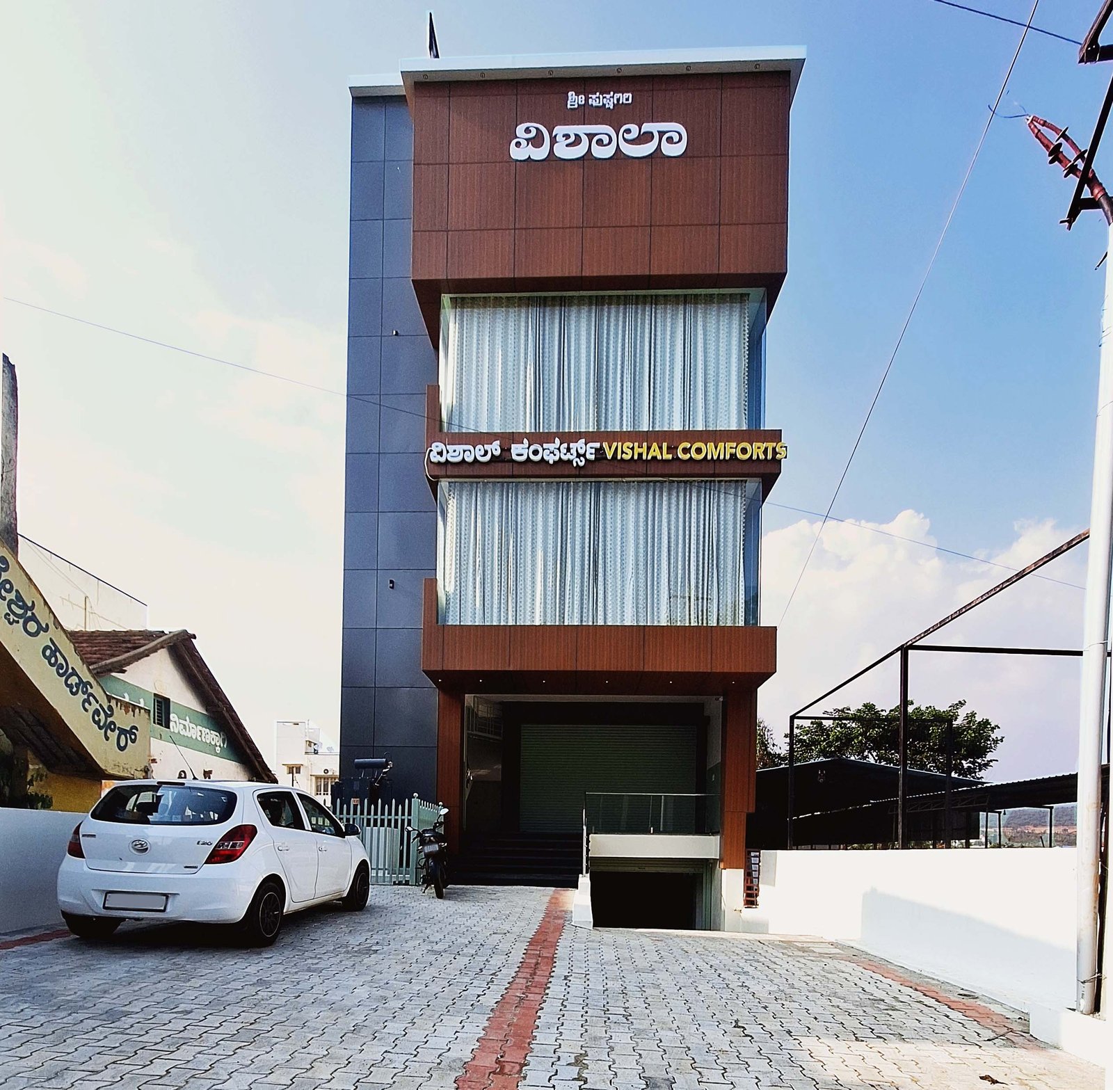 Free Happy multiethnic friends with burgers taking selfie near food truck Stock Photo